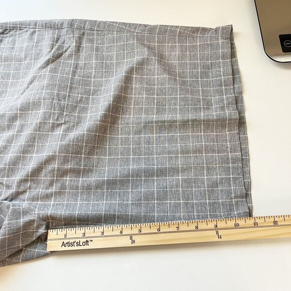 Nike Golf Gray & White Grid Plaid Performance Flat Front Shorts - Size 40 - Picture 7 of 7